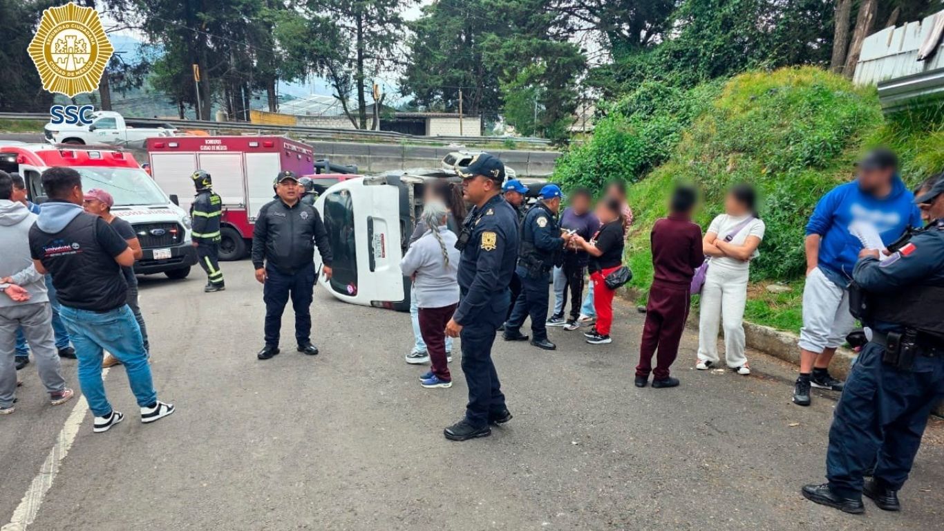 Vuelca transporte escolar con estudiantes en Cuajimalpa
