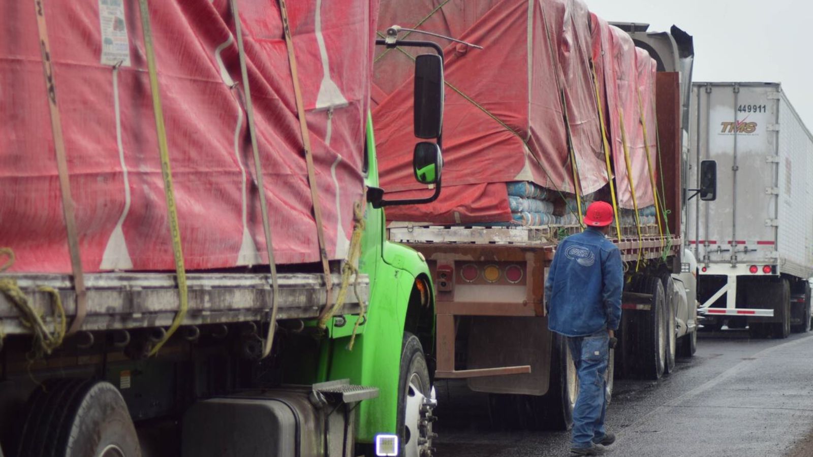 Se dividen transportistas, unos alistan paro y bloqueos y otros quieren diálogo