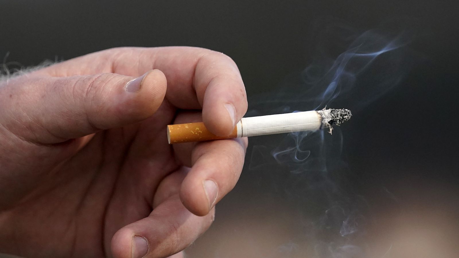 Reino Unido prohíbe venta de tabaco a nuevas generaciones