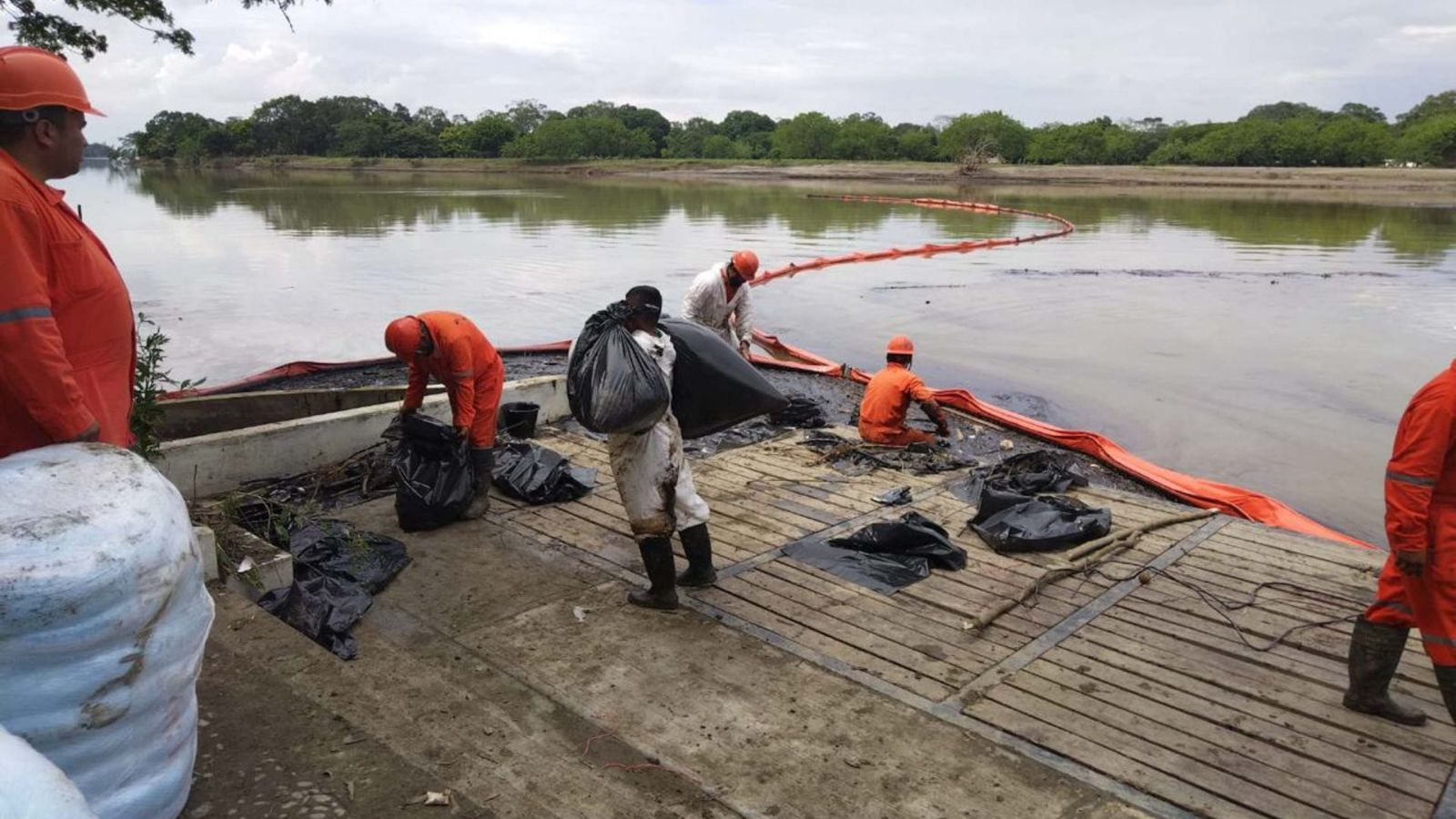 Exigen a Pemex revelar volumen total de derrame en el Golfo