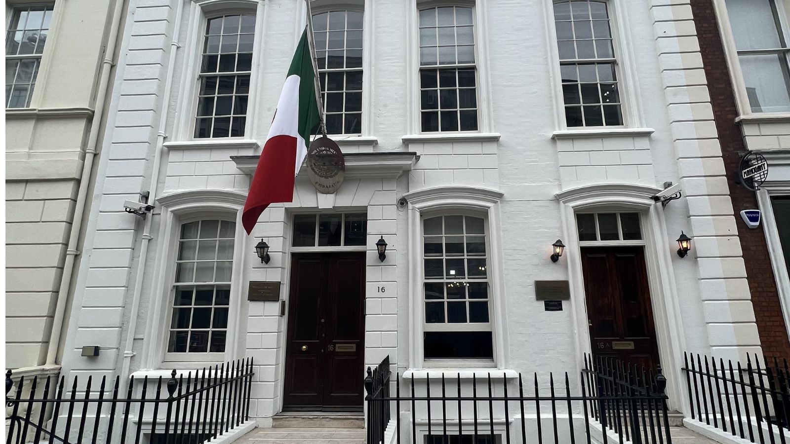 Investigan estancia del hijo de Ebrard en embajada de Reino Unido