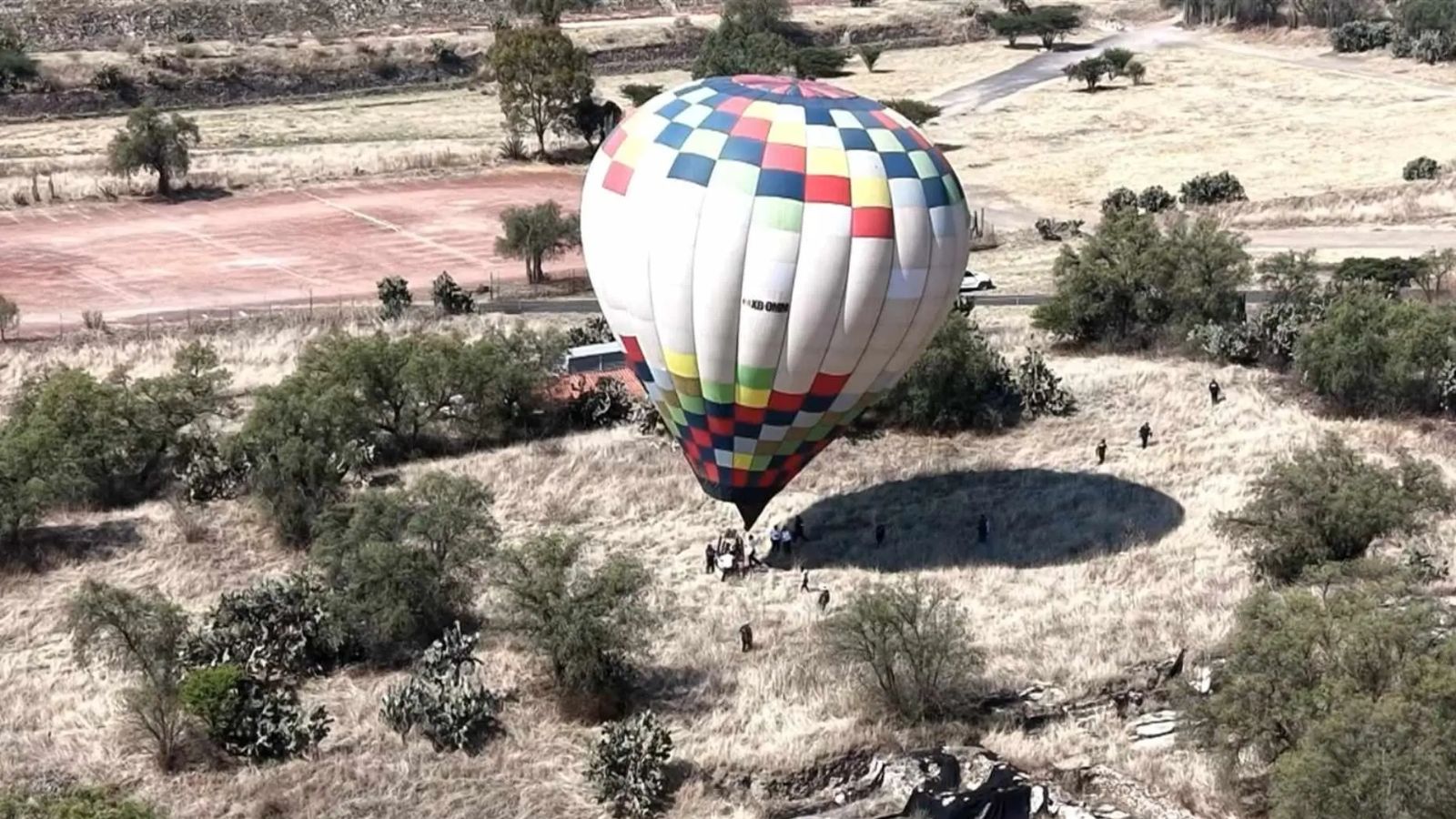 Aterriza de emergencia de globo aerostático en Teotihuacán