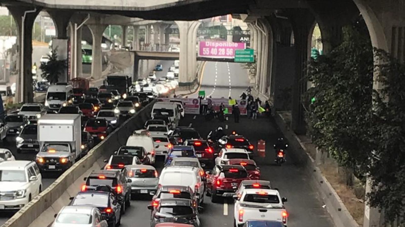 Bloqueo en la Primero de Mayo provoca caos vial