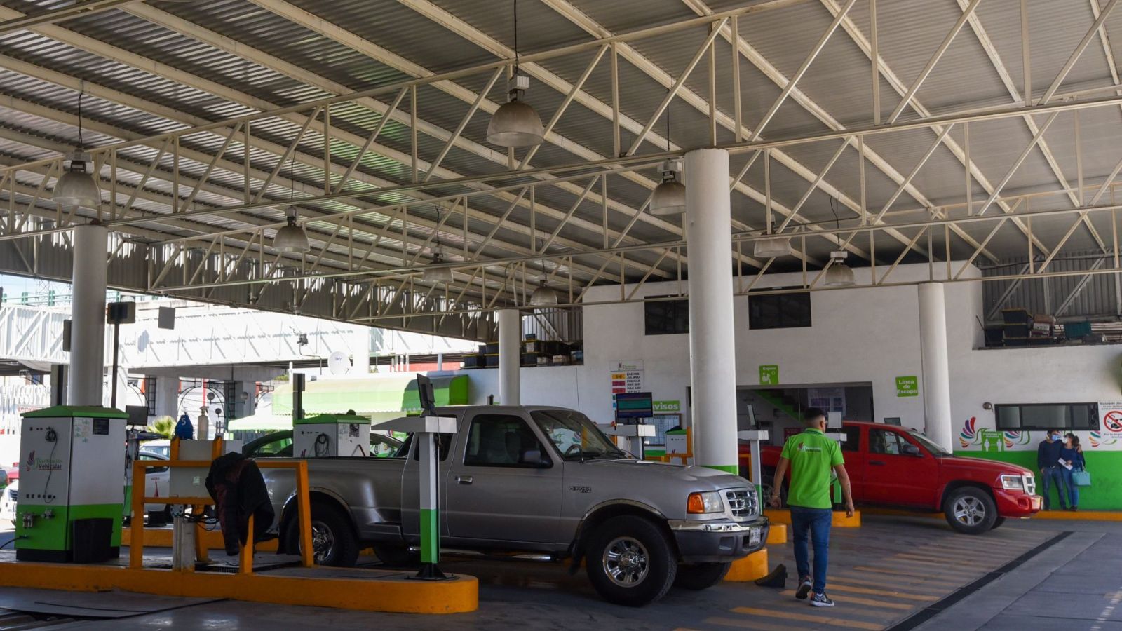 Que no se le pase, ultimo día para verificar autos con engomado rojo