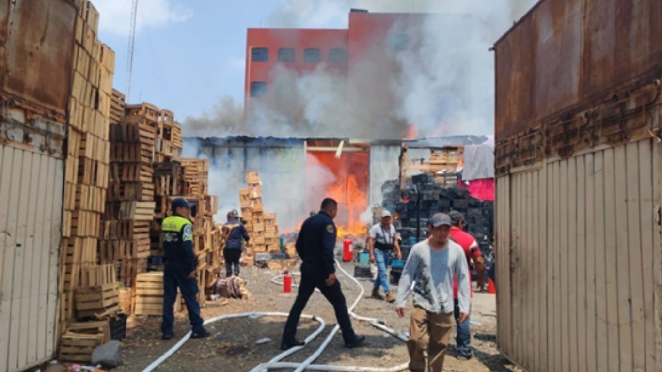 Controlan incendio en bodega de Iztapalapa