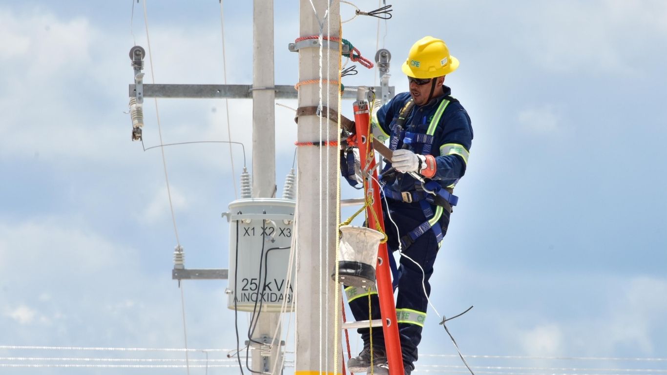 Restablecen energía tras apagón por lluvias en Riviera Maya 