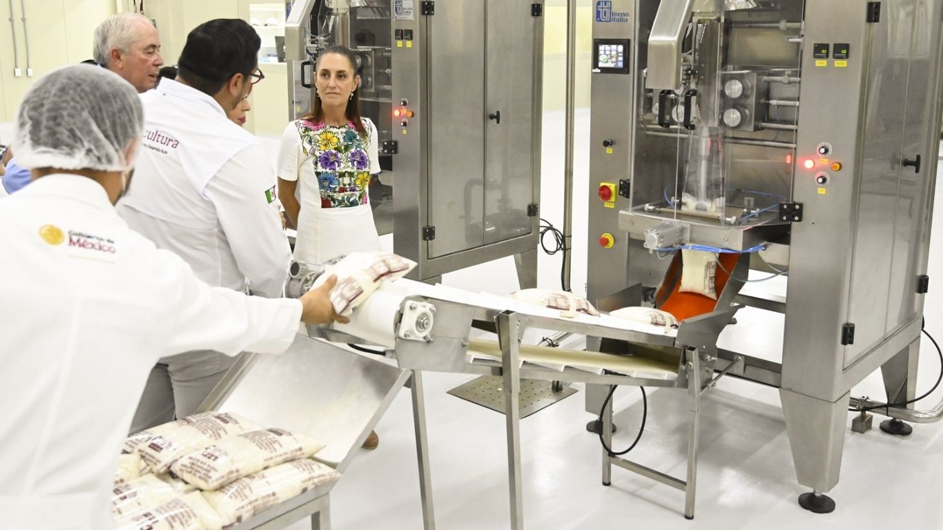 Sheinbaum inaugura planta pasteurizadora de leche en Campeche
