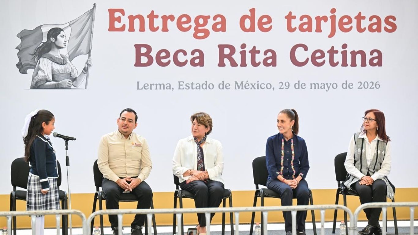 Entregan becas Rita Cetina a estudiantes mexiquenses