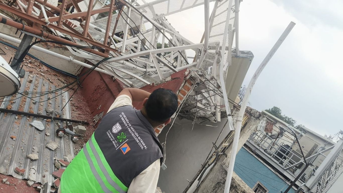 Vientos derriban antena de 30 metros en la GAM 