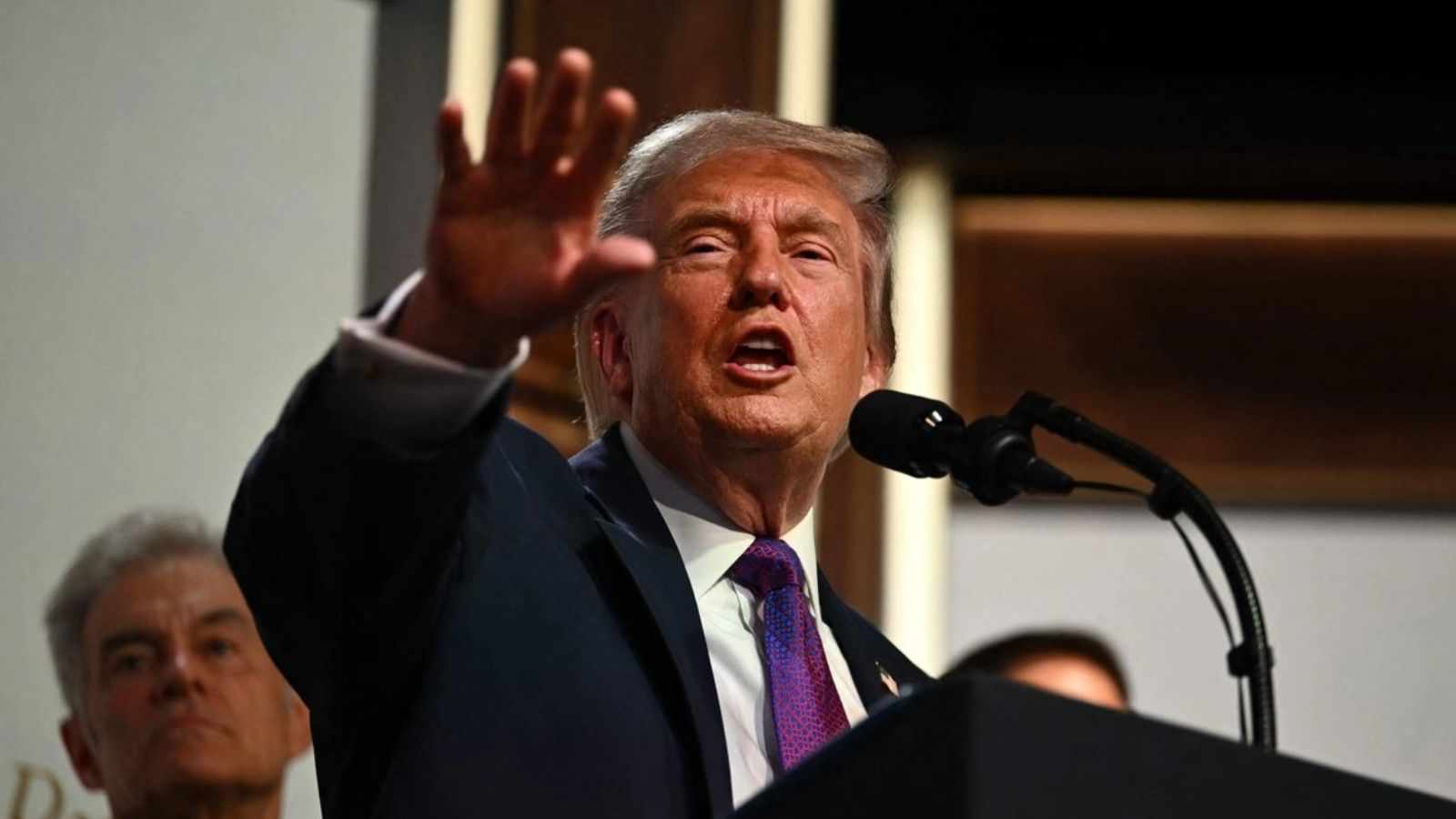 Trump frena créditos a migrantes