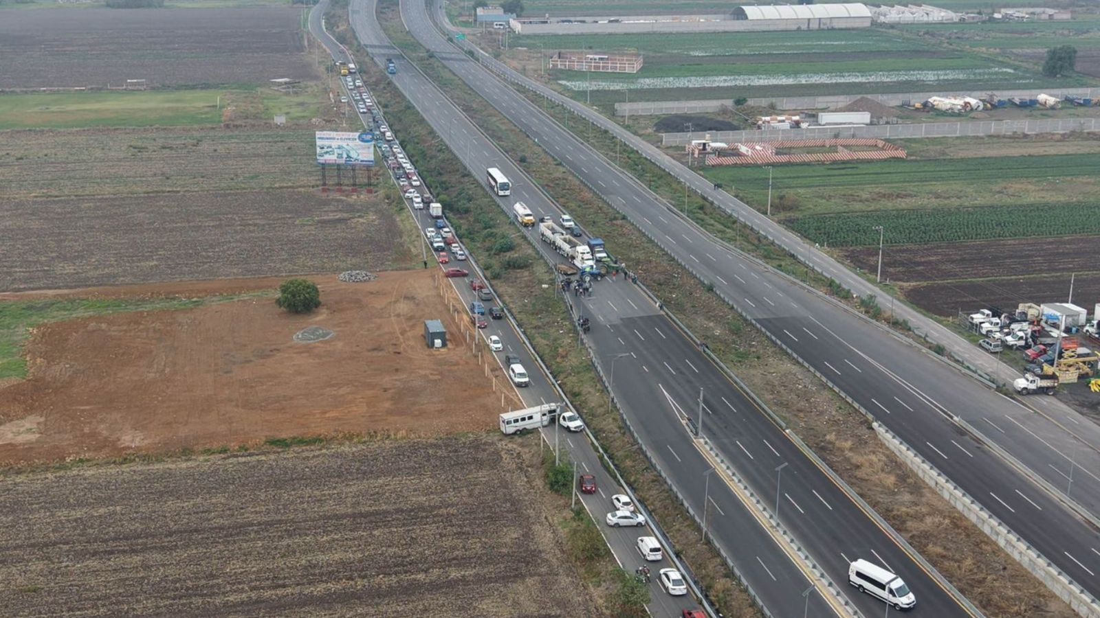Más de 23 horas de bloqueo en Tonanitla hacia el AIFA