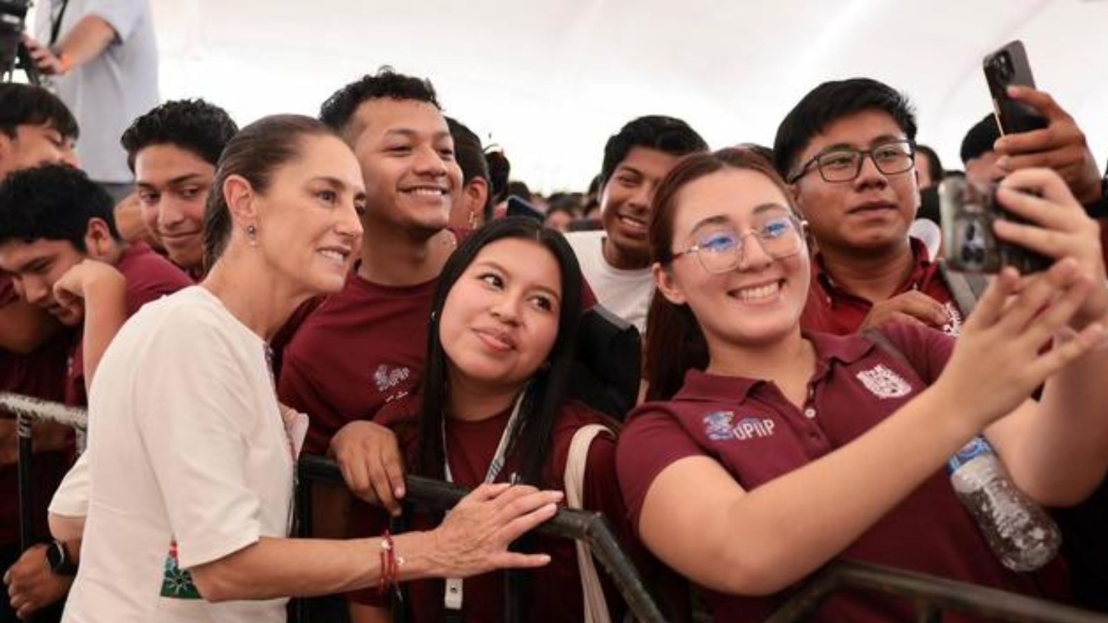 Sheinbaum entrega beca a estudiantes del IPN en Chiapas