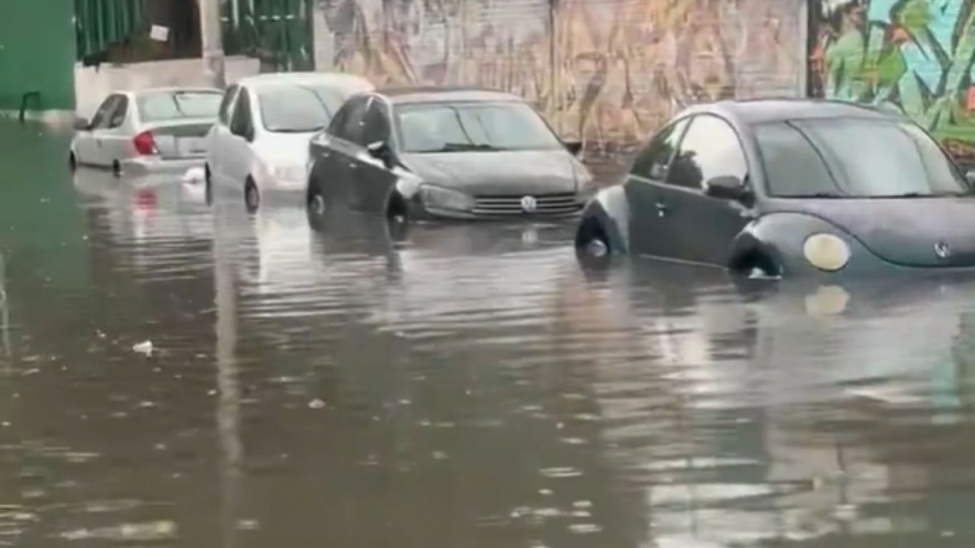 Lluvias sumergen viviendas y vehículos en Tlalnepantla