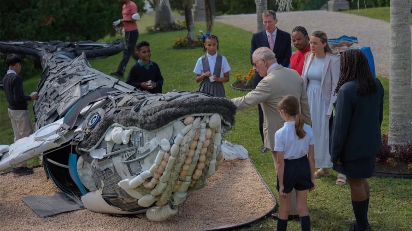 ¡Único! Ballena gigante elaborada con residuos marinos 