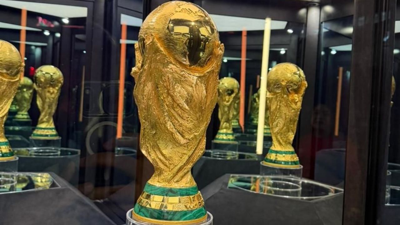 El trofeo de la FIFA llega a Iztacalco
