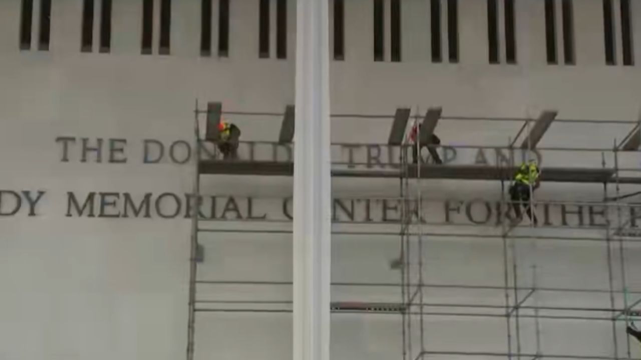 Ordenan retirar nombre de Trump del Kennedy Center