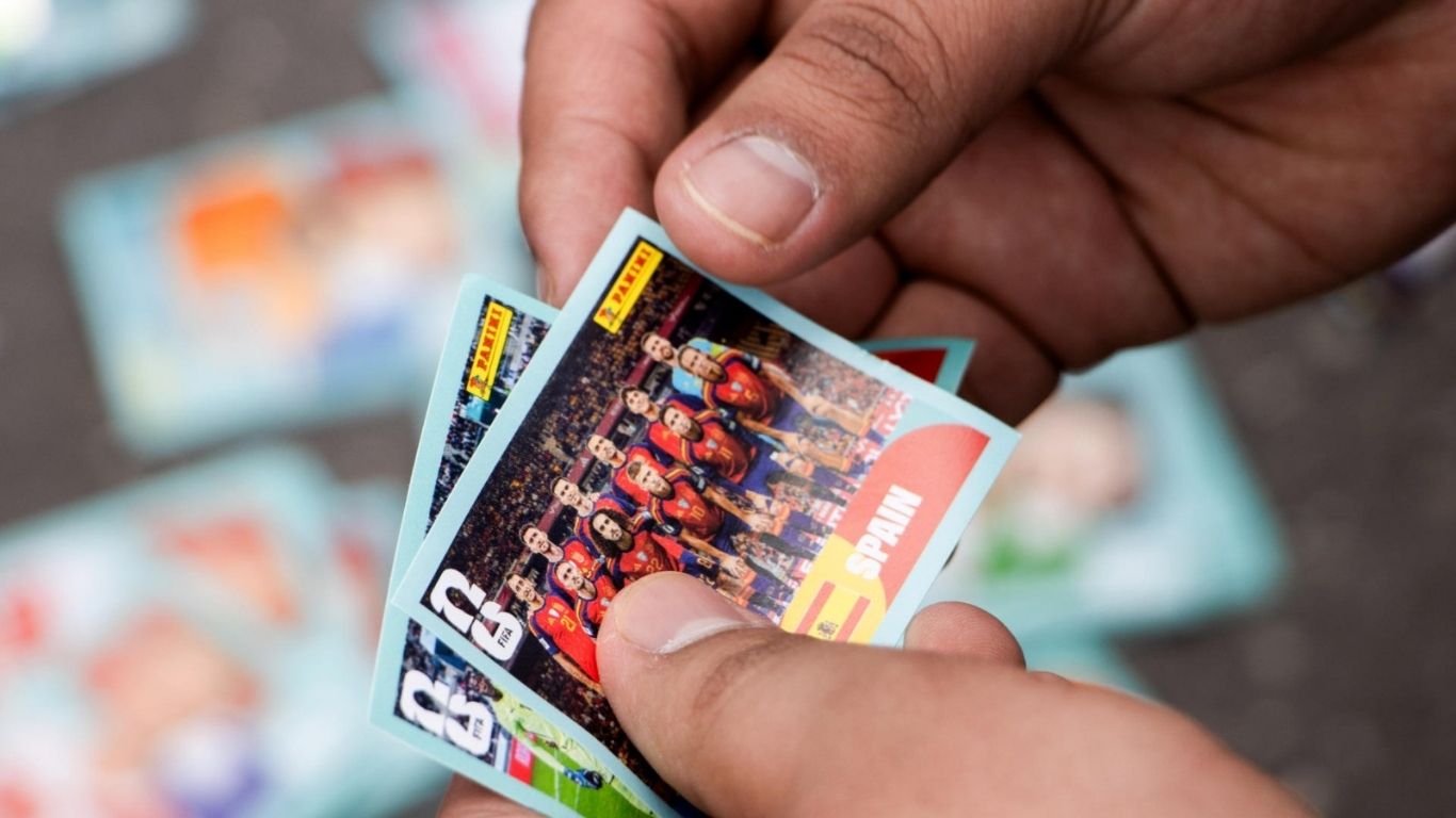 ¡Locura mundialista! Miles se reúnen para intercambiar estampas