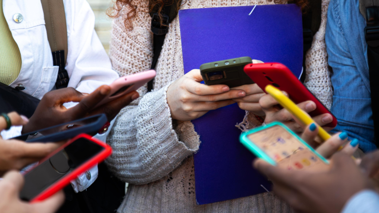 Francia prohíbe uso de redes sociales a menores de 15 años 