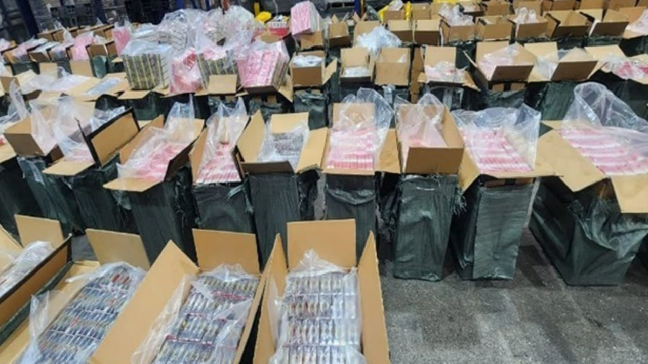 Aseguran 156 toneladas de cigarros en el AICM
