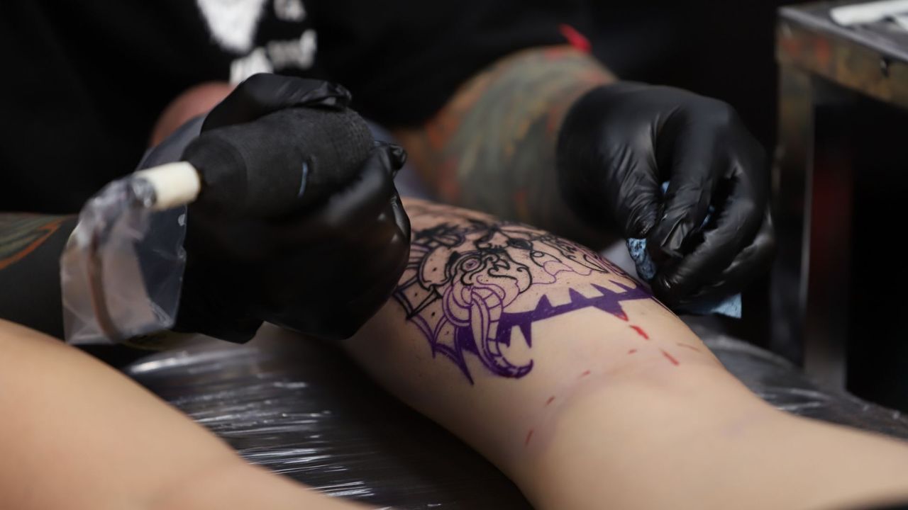 Uno de cada tres adultos tiene al menos un tatuaje: UNAM