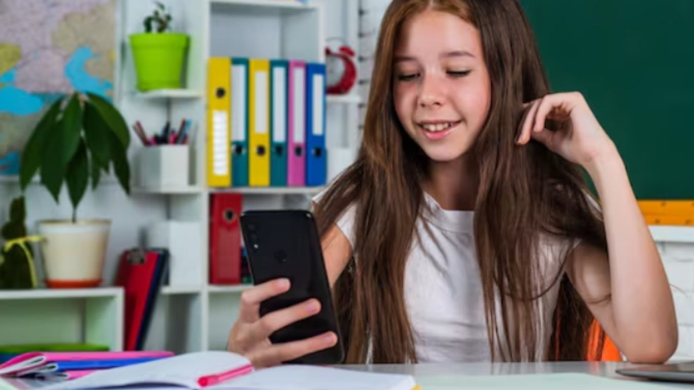 ¡Celular en clase! Maestros proponen poner límites