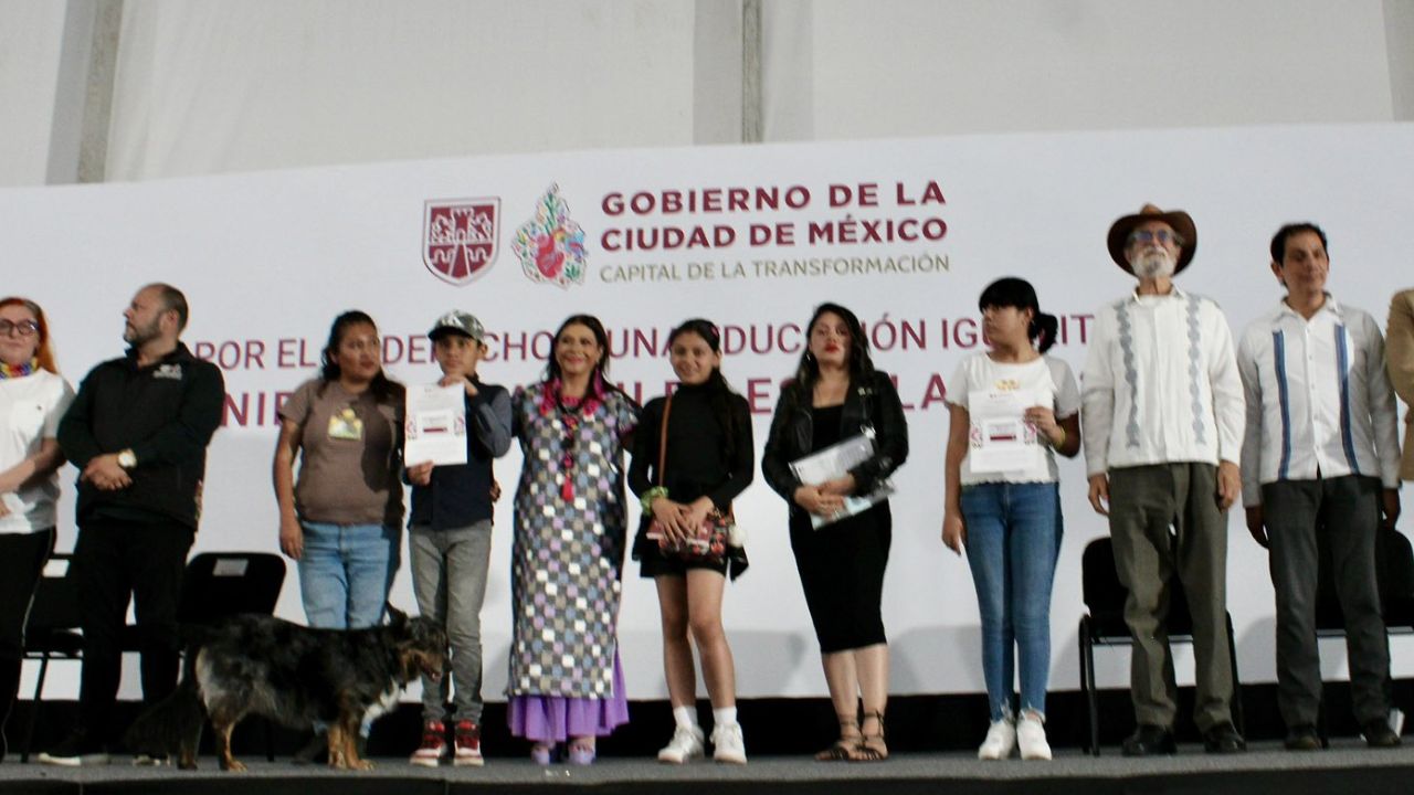 Entregan uniformes y útiles para apoyar regreso a clases