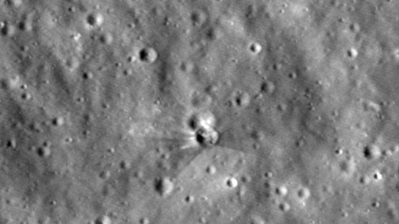 NASA capta cráter provocado por restos de un cohete de SpaceX en la Luna