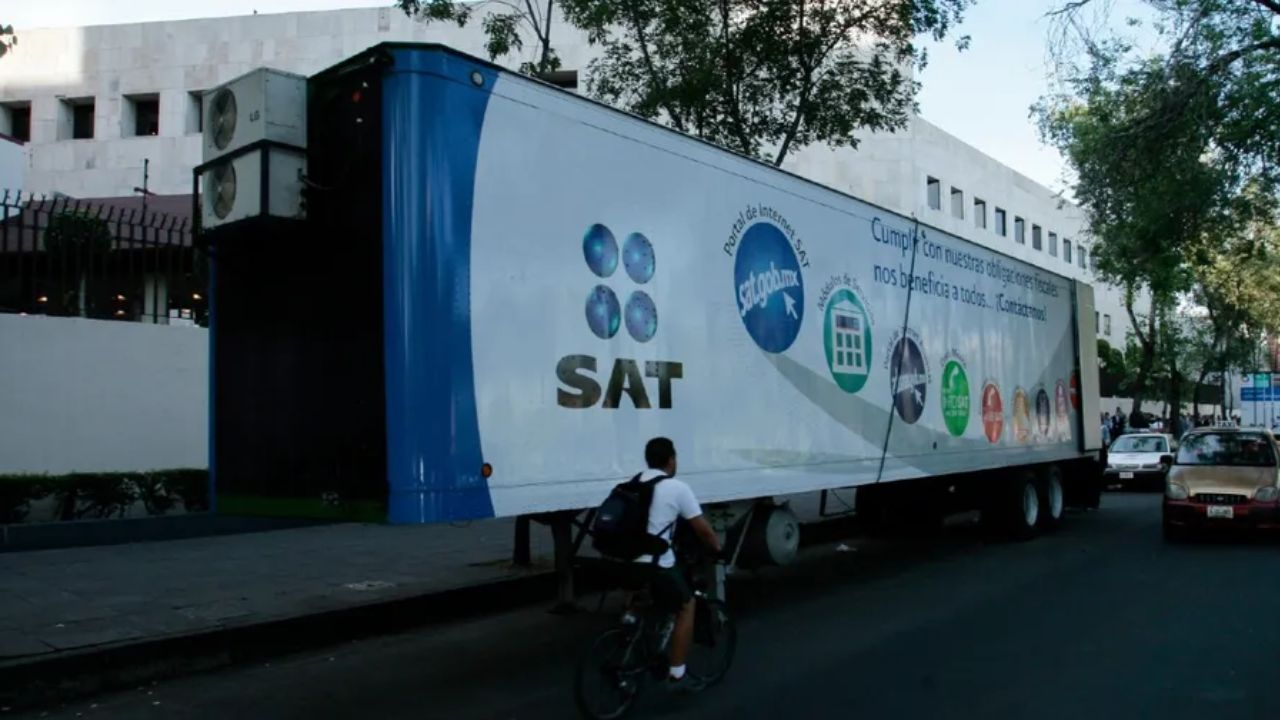 SAT lleva trámites gratuitos a 22 estados con oficinas móviles