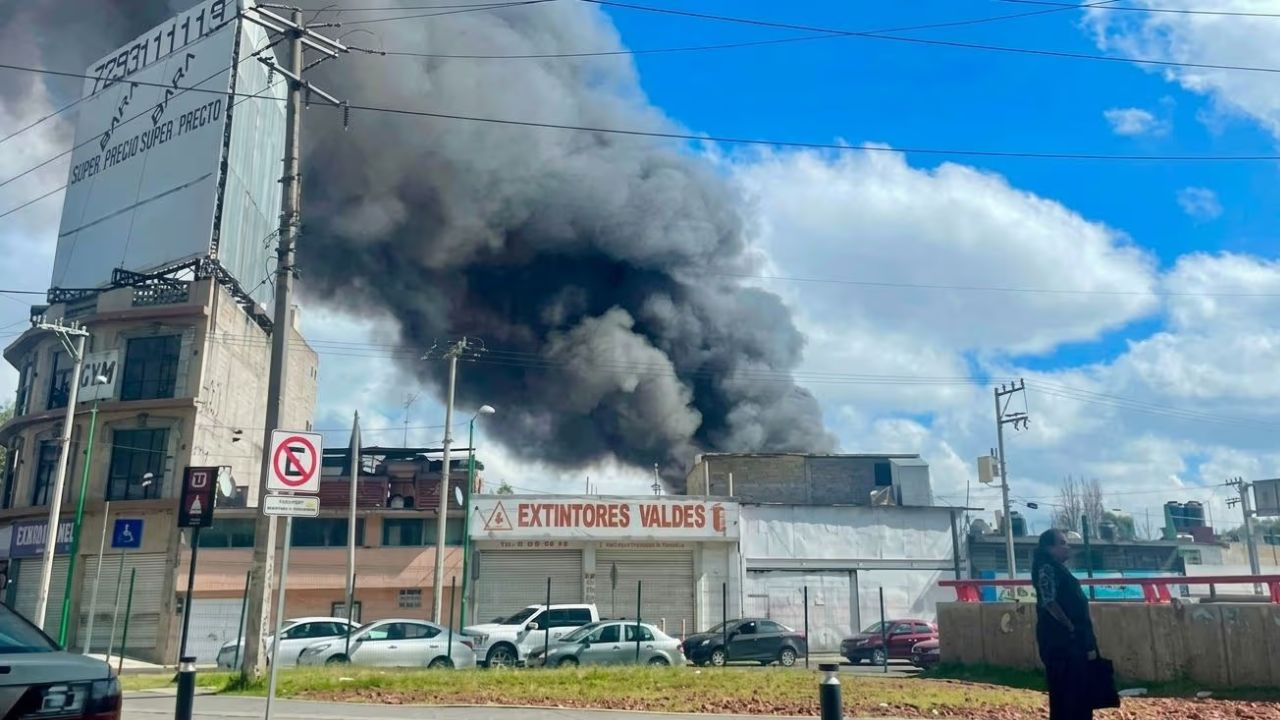 Incendio consume bodega cerca de terminal de Toluca