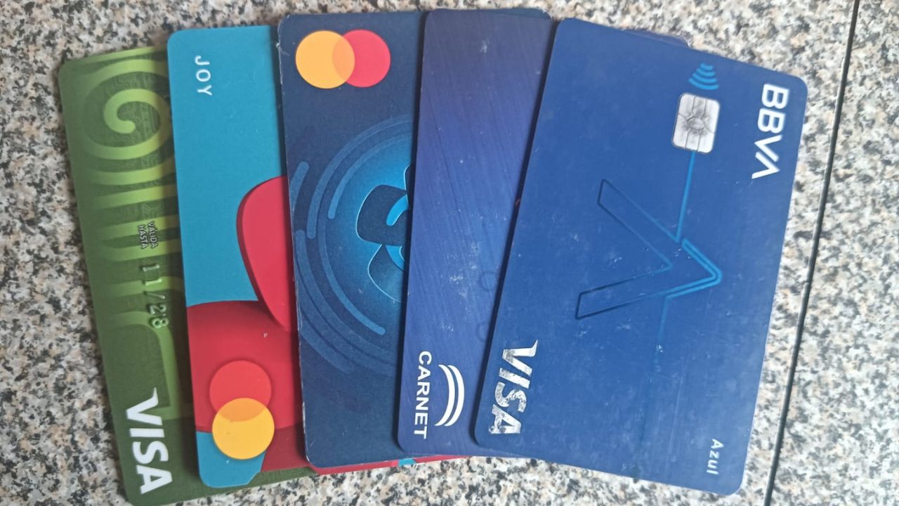 Banxico y CNBV bajarán comisiones a las tarjetas
