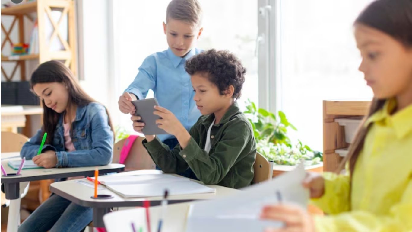 ¿Celulares en escuelas? SEP prepara acuerdo nacional