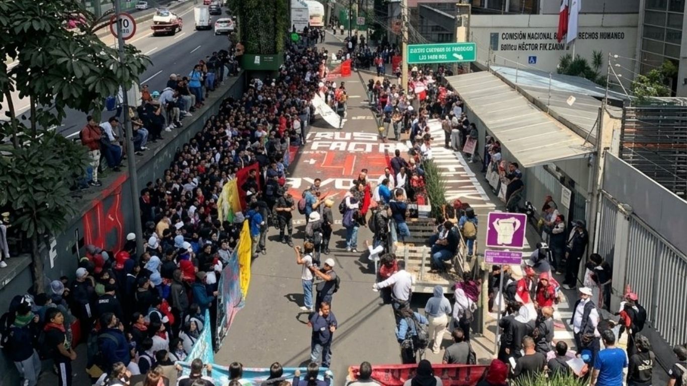 Ayotzinapa exige respuestas, familias reclaman 800 folios