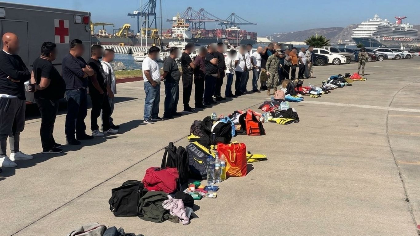 Marina rescata a 45 personas frente a Ensenada