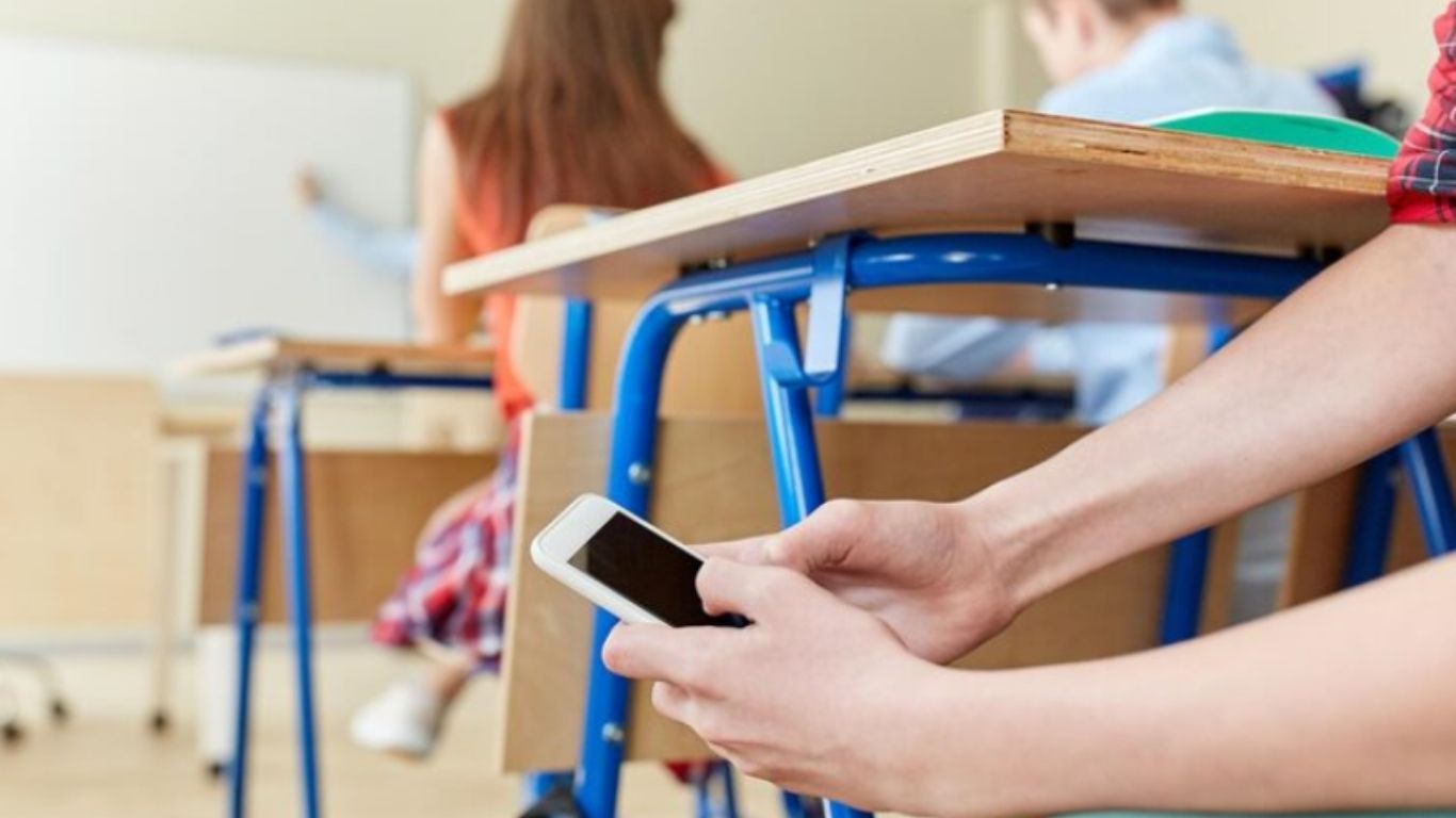 Senado busca prohibir celulares en primarias y secundarias