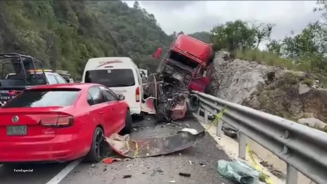 Tráiler sin frenos embiste vehículos en Chiapas