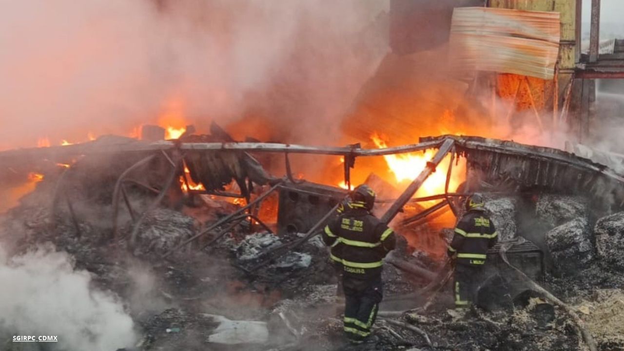 Incendio consume residuos industriales en Tláhuac